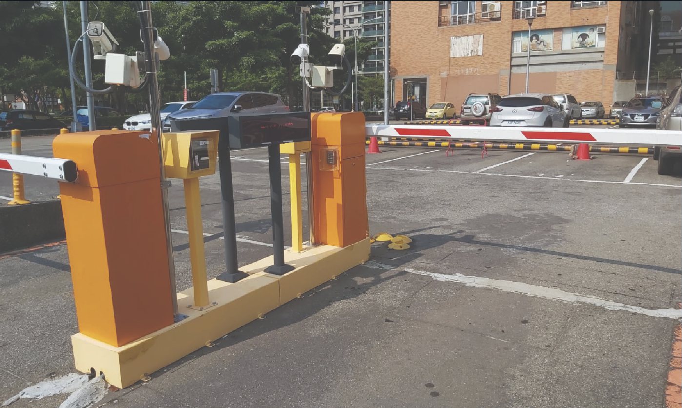 戶外停車場的 Nexuni 停車閘門柱與車牌辨識車道柵欄